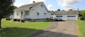 Grandma's House - Pets Welcome - Fenced Yard