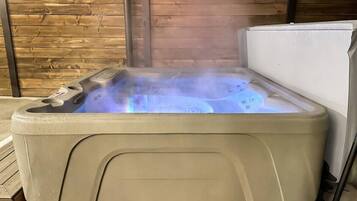 Bañera de hidromasaje al aire libre