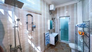 Executive Apartment | Bathroom | Free toiletries, towels, soap, shampoo - Golden Touch Executive Hotel (Tema)