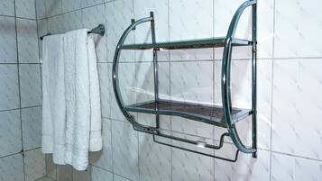 Deluxe-Doppel- oder -Zweibettzimmer | Badezimmer | Kostenlose Toilettenartikel, Handtücher, Seife, Shampoo