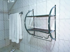 Deluxe Double or Twin Room | Bathroom | Free toiletries, towels, soap, shampoo