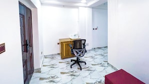 Executive Apartment | Living area | 42-inch Smart TV with satellite channels, Netflix, DVD player - Golden Touch Executive Hotel (Tema)