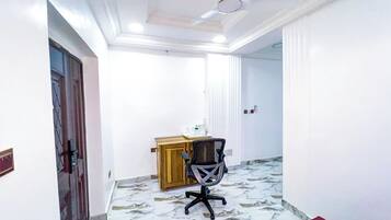 Appartement Exécutif | Coin séjour | TV connectée, Netflix, lecteur de DVD, services de streaming