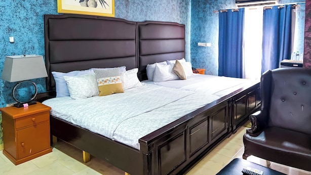 Deluxe Double or Twin Room | Down duvets, desk, soundproofing, iron/ironing board - Golden Touch Executive Hotel (Tema)