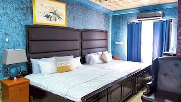 Phòng đôi hoặc 2 giường đơn Deluxe | 1 phòng ngủ, chăn bông, trang bị nội thất với thiết kế riêng biệt, bàn