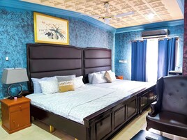 Cubrecamas, muebles diferentes, escritorio y sistema de insonorización 