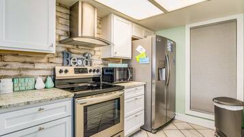 Een koelkast, een microgolfoven, een oven, een kookplaat