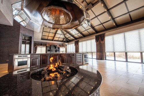 Luxe 10000sqf Estate - Event Venue/Pheasant Hunting/Sleeps 18/9 Beds/6.5 Bath