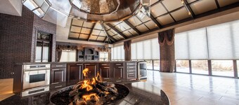 Luxe 10000sqf Estate - Event Venue/Pheasant Hunting/Sleeps 18/9 Beds/6.5 Bath