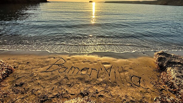 A beach with the words "Bamani Villa" written in the sand. - Luxe 6P Kindervriendelijke Villa met Zwembad, Airco, Internet Wifi, Alarm en BBQ (Mazarrón)