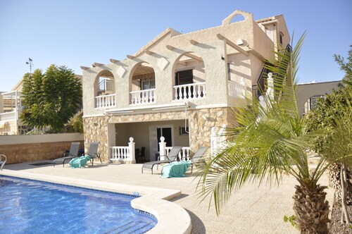 Luxe 6P Kindervriendelijke Villa met Zwembad, Airco, Internet Wifi, Alarm en BBQ