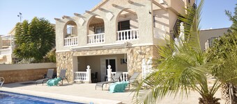 Luxe 6P Kindervriendelijke Villa met Zwembad, Airco, Internet Wifi, Alarm en BBQ