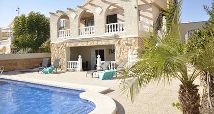 Luxe 6P Kindervriendelijke Villa met Zwembad, Airco, Internet Wifi, Alarm en BBQ