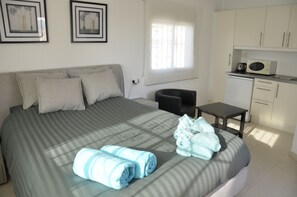 3 chambres, coffres-forts dans les chambres, lit parapluie