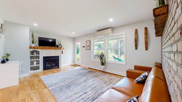 Fernseher, Kamin, Tischtennisplatte, Bücher