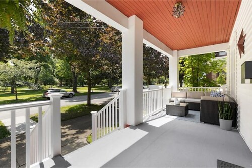 The House on Park: 4 Bedroom/2 Bath Family-Friendly Home in the heart of Erie!