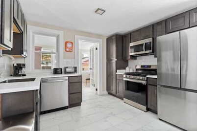 The House on Park: 4 Bedroom/2 Bath Family-Friendly Home in the heart of Erie!