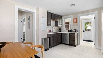 KĂŒhlschrank, Mikrowelle, Ofen, Herdplatte