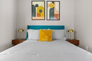 4 chambres, bureau, fer et planche à repasser, lit parapluie