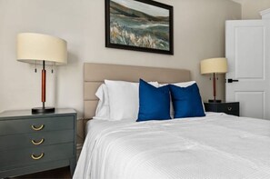 4 habitaciones, escritorio y tabla de planchar con plancha