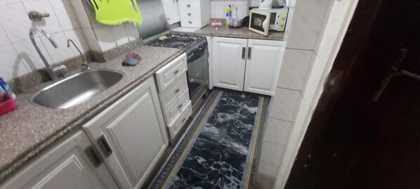 ثلاجة، ميكروويف، فرن، غلّاية كهربائية