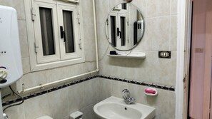 Secador de pelo, toallas, jabón y papel higiénico