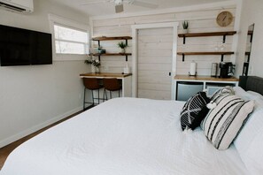 1 bedroom, desk, iron/ironing board, free WiFi - Studio 3 at Beer Ranch Project. Walk to Wimberley Square. Unwind. Stay awhile. (Wimberley)