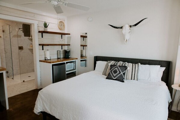 1 bedroom, desk, iron/ironing board, WiFi (free) - Studio 3 at Beer Ranch Project. Walk to Wimberley Square. Unwind. Stay awhile. (Wimberley)