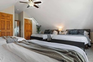 3 bedrooms, desk, iron/ironing board, travel crib - Groups - Families - Pets - Backyard - Deck (Milwaukee)