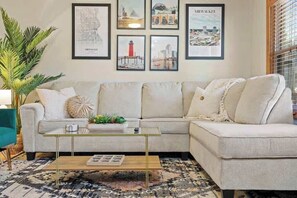 TV, video games, books, offices - Groups - Families - Pets - Backyard - Deck (Milwaukee)