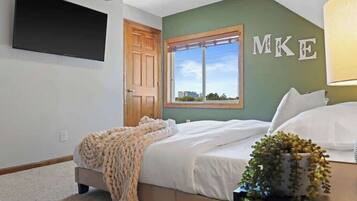 3 bedrooms, desk, iron/ironing board, travel crib