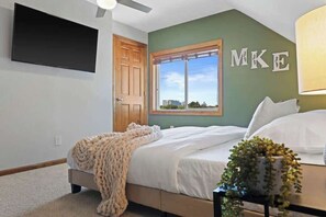 3 bedrooms, desk, iron/ironing board, travel crib - Groups - Families - Pets - Backyard - Deck (Milwaukee)