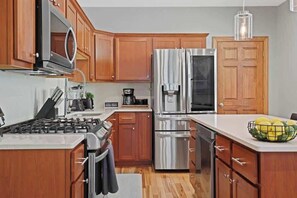 Fridge, microwave, oven, stovetop - Groups - Families - Pets - Backyard - Deck (Milwaukee)