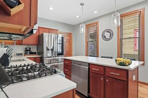 Fridge, microwave, oven, stovetop - Groups - Families - Pets - Backyard - Deck (Milwaukee)