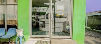 SPOT ON 92876 Homestay Kedamean