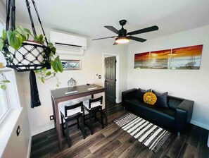 Smart TV - Charming suite w/ private deck Downtown FMB (Fort Myers Beach)