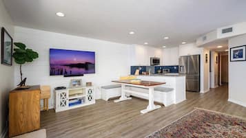 Kylskåp, mikrovågsugn, ugn och spishäll