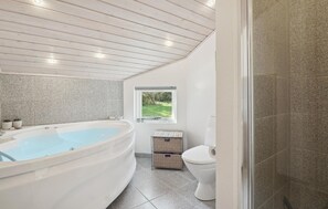 Shower - Amazing home in Vestervig with kitchen (Vestervig)