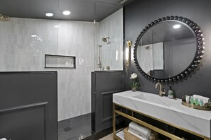 Bruser, hårtørrer, håndklæder, Toiletpapir