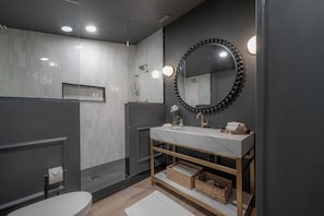 Dusche, Haartrockner, Handtücher, Toilettenpapier