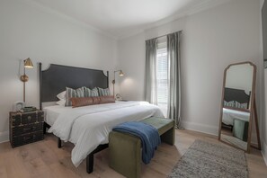 2 bedrooms, desk, WiFi, bed sheets