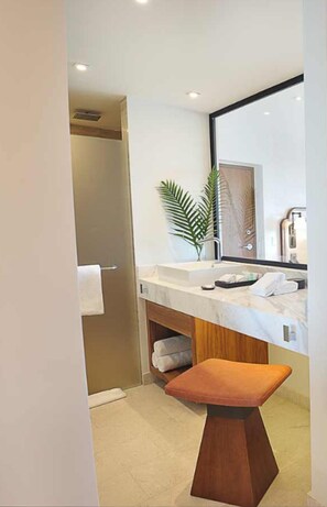 Een haardroger, handdoeken, zeep, toiletpapier