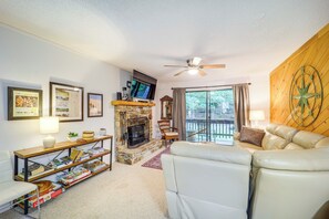 TV, fireplace, DVD player, books - Ski, Hike & Explore! All-Season Condo in Beech Mtn (Beech Mountain)