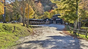 Un sendero de grava que conduce a un edificio con un letrero que dice "The Lodge".
