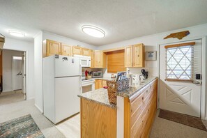 Fridge, microwave, stovetop, dishwasher - Ski, Hike & Explore! All-Season Condo in Beech Mtn (Beech Mountain)