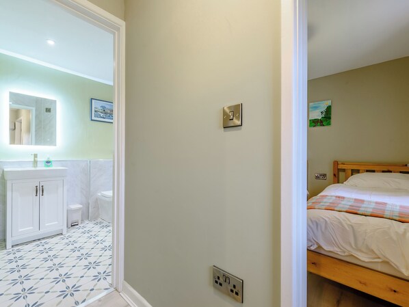 2 bedrooms, free WiFi, bed sheets - 2 bedroom accommodation in Cross Inn, near New Quay (Cross Inn, near New Quay)