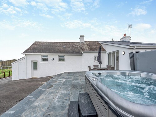 2 bedroom accommodation in Cross Inn, near New Quay