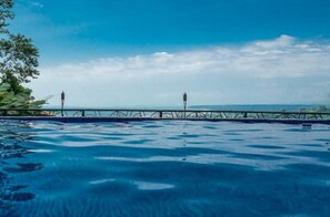 Utomhuspool och uppvärmd pool