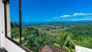 A view from a window overlooking a lush landscape with a clear blue sky. - Villa Fortuna Best Piece of Heaven in Costa Rica (Provincia de Puntarenas)