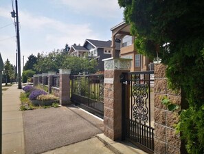 Property grounds - Burquitlam 1BR guest suite with fantastic view (Coquitlam)